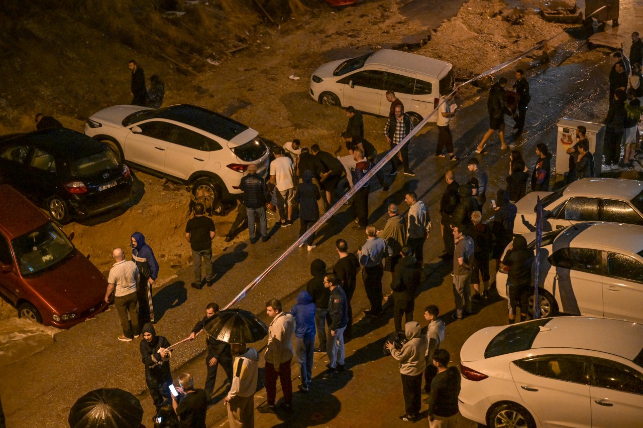 Ankara’yı sağanak vurdu: Yollar göle döndü, araçlar mahsur kaldı