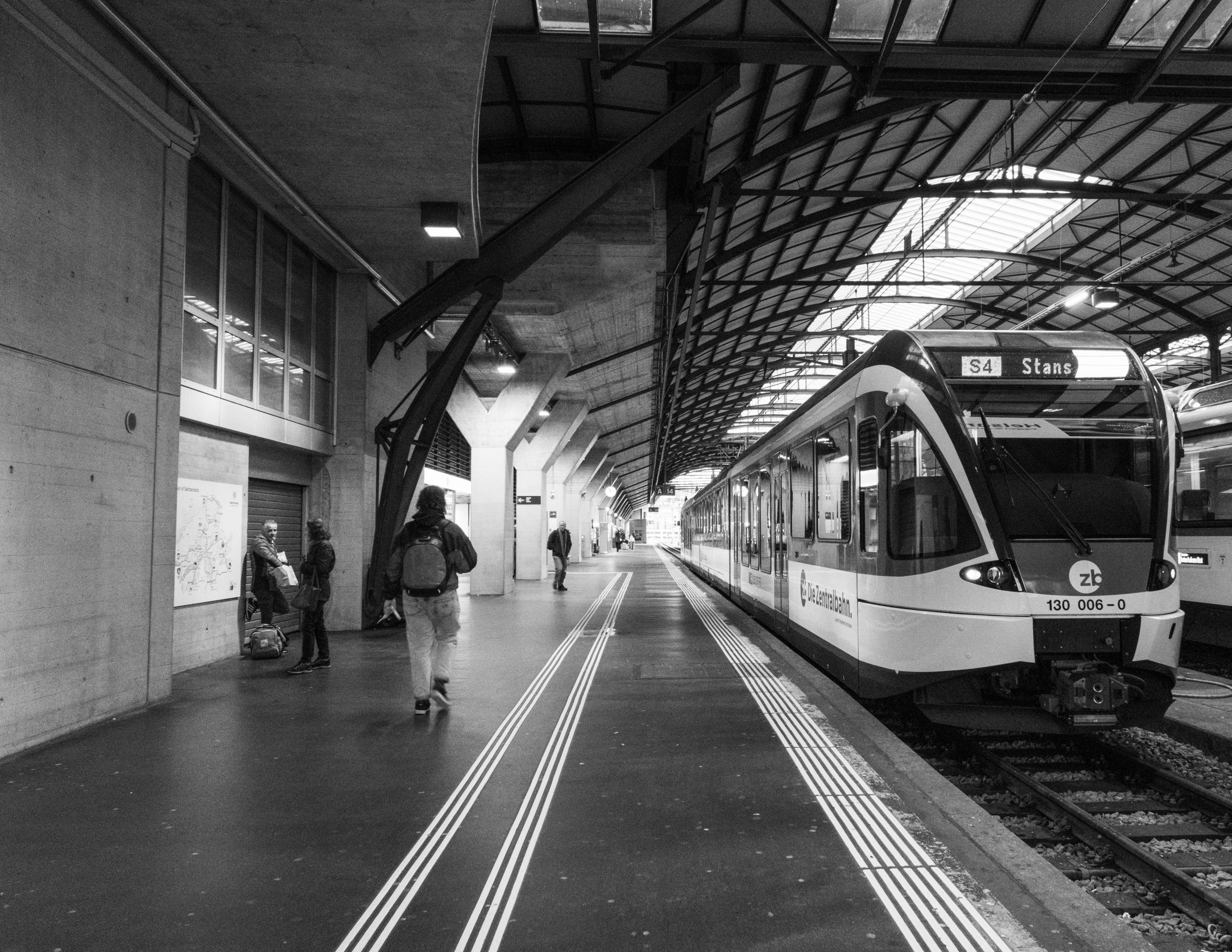 NRW’de otobüs ve tren güvenliği üzerine tartışma: Kadınların yaklaşık yarısı kendini güvende hissetmiyor