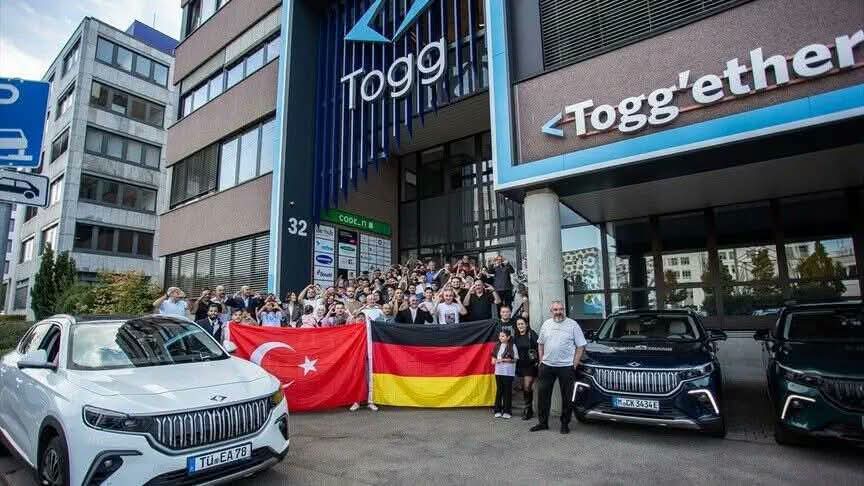 Almanya’daki Togg sahipleri Stuttgart’ta gövde gösterisi yaptı